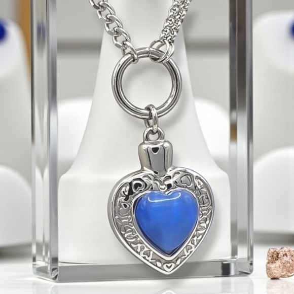 🆕️18K Gold Plated 316L Stainless Steel Blue Crystal Heart Pendant Necklace 💙 - Picture 3 of 8